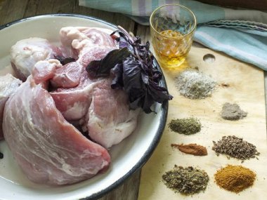 Baharatlı kebap pişirmek için gerekli tüm malzemeleri hazırlayın..