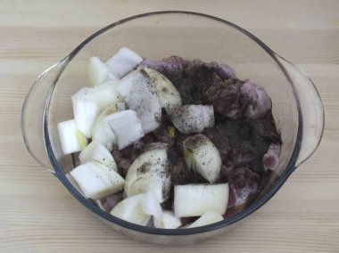 Soğanı büyük parçalara ayır. Derin bir kabın içine koy: mide, tuz, biber, Narsharab sosu, soğan. Oda sıcaklığında 1 saatliğine karıştır, gizle ve çık..