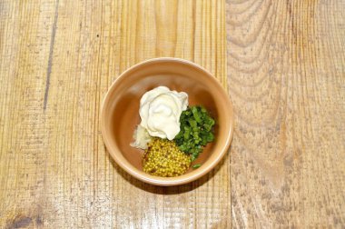 Mayonez (ekşi krema) ve hardal fasulyesi ekle..