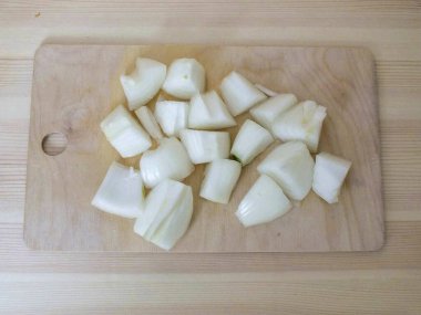 Soğanı kesme tahtasıyla dörde böl..