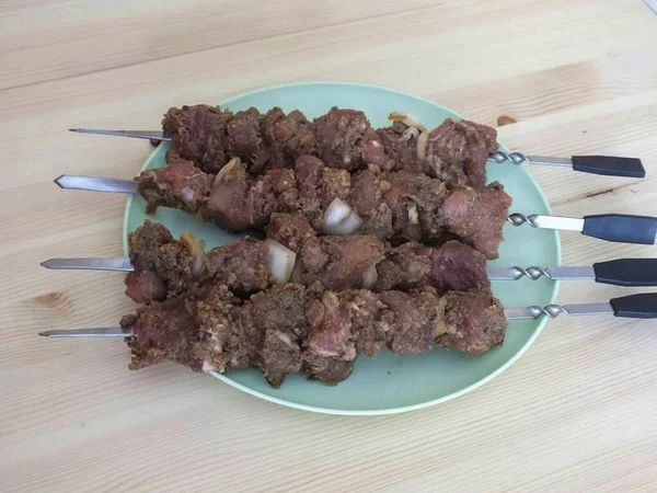 Μετά Μαρινάρισμα Σουβλίζετε Κρέας Που Εναλλάσσεται Τρίμηνα Κρεμμυδιού — Φωτογραφία Αρχείου