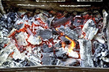 Yoğun ısıya gerek yok, kömürler çok sıcak olmamalı..