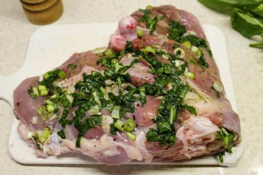 Hindideki kesikleri fesleğen, sarımsak ve baharatla doldur. 30-60 dakikalığına ayrılıyoruz..