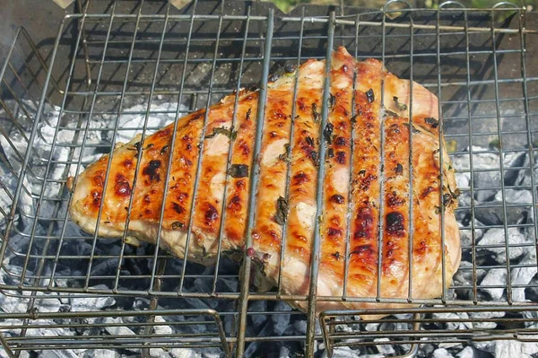 Perto Osso Perfure Carne Peru Com Uma Faca Para Verificar — Fotografia de Stock