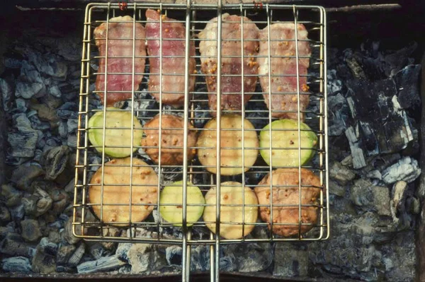 Umieść Warzywa Mięso Półce Drutu Ustaw Nad Węglem — Zdjęcie stockowe