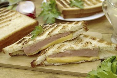 Çıtır çıtır taze ekmek, hassas peynir ve sulu jambon mükemmel bir kombinasyon. Afiyet olsun.!