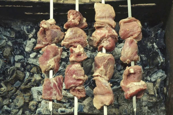 Połóż Mięso Szaszłykach Węglu — Zdjęcie stockowe