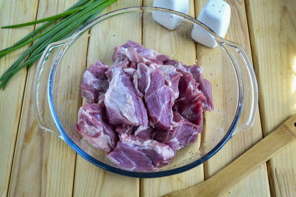 Ополосните мясо и похлопывайте сухим бумажным полотенцем. Разрежьте мясо на мелкие кусочки. Я предпочитаю делать маленькие куски мяса для барбекю, так что каждый кусок будет мариновать хорошо и коричневый достаточно быстро.