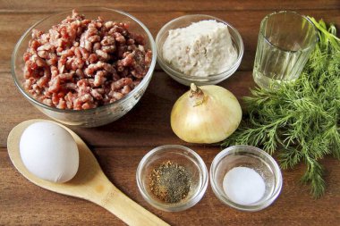 Mangale pirzolası yapmak için gerekli tüm malzemeleri hazırlayın..