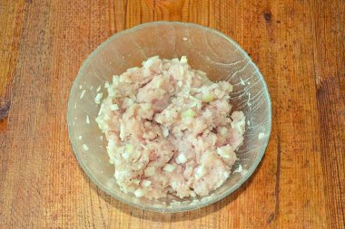 Parçalanmış eti bir kasede iyice karıştır..