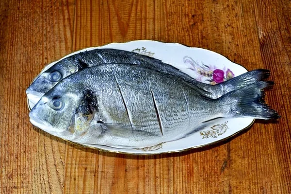 Den Fisch Spülen Von Schuppen Und Eingeweiden Befreien Verwenden Sie — Stockfoto