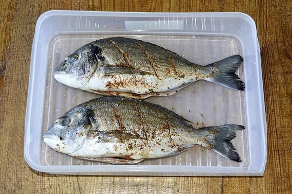 Den Fisch Salzen Und Mit Gewürzen Einreiben Platz Einem Praktischen — Stockfoto