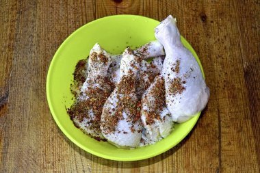 Bacaklarını durula, kurula, tadı için tuz ve baharat ekle..