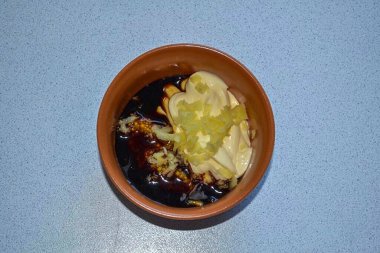 Zencefil kökü ve soya sosu ya da unagi ekle. İyice karıştır.