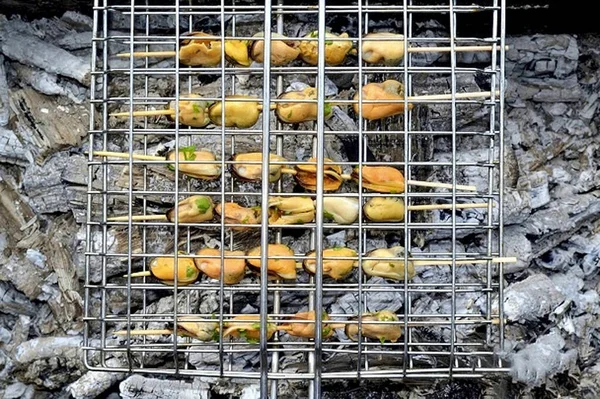 Die Muscheln Auf Ein Drahtgestell Legen Und Auf Den Grill — Stockfoto