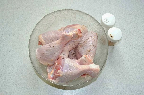 Πλένετε Κοτόπουλο Στεγνώνετε Προσθέτετε Αλάτι Και Πιπέρι Στη Γεύση Μπορείτε — Φωτογραφία Αρχείου