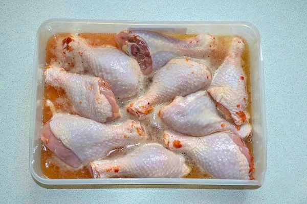 Tempatkan Ayam Dalam Wadah Yang Nyaman Dan Tuangkan Dalam Bir — Stok Foto