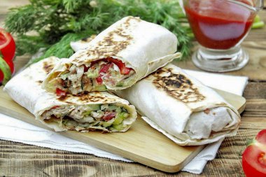 Hemen sofraya hazır shawarma servis edin. Lezzetli, lezzetli kömür shawarma pikniğinizin ana yemeği olacak. Dene, herkes çok memnun olacak! Afiyet olsun.!