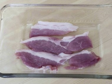 Eti kurdelelere böl ve derin bir kaseye koy..