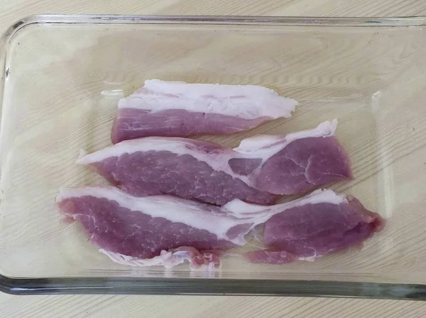Разрежьте Мясо Ленточки Поместите Глубокую Миску — стоковое фото
