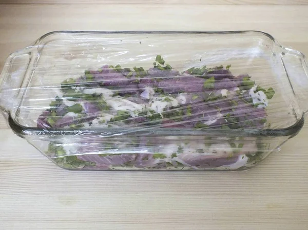 야채를 고기에 코냑을 넣으세요 플라스틱 포장지와 냉장보관을 히하라 — 스톡 사진