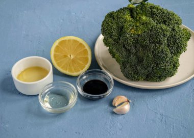 Izgara brokoli yapmak için gerekli tüm malzemeleri hazırlayın..