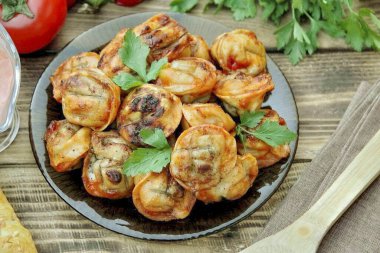 En sevdiğin soslarla birlikte pişmiş hamur köftelerini servis et. Izgarada kızartılmış hamur tatları sulu, kanlı ve çok lezzetlidir. Afiyet olsun.!