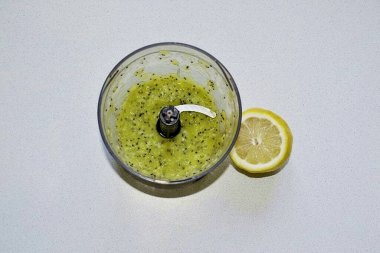 Kivi ve sarımsağı pürüzsüz bir püre haline getir. Limon suyu ekle.