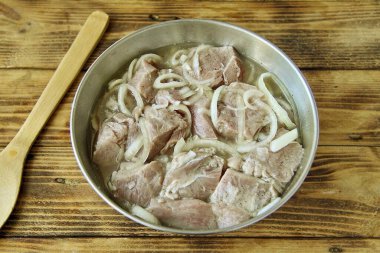 Eti sulu ve yumuşak yapan nedir? Tabii ki - sirke! Sirkeye dikkat etmen gerek. Sirkeyi suyla sulandırın ki etin tadına bakıp porsiyonlar ekleyin. Sirke yüzde 6 ila 9 arasında olabilir, hatta daha da güçlü. Genel olarak, dene ve korkma.