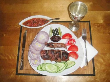 Dağıstan kebabının tarifi basittir, ama turşu yapmak zaman alır. Ama inan bana, yemek pişirmek için harcadığım zaman intikamımla karşılığını alıyorum..