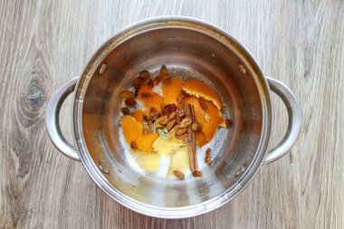 Tencereye bir çorba kaşığı kuru üzüm ekle..