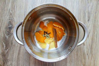 Tarçın çubuğu ve baharatları tencereye ekle..