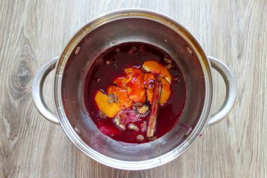 Bir tencereye 100 ml kuşüzümü suyu dök ve az ısıt. Kaynadıktan sonra 5 dakika yemek pişir..