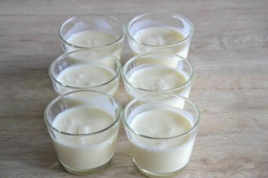 Hazırlanmış karışımı kalıplara dökün, serin bir yere koyun. Bu 