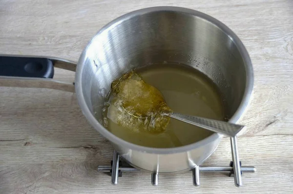 Pour sugar into a saucepan, pour in water, heat. Squeeze out the soaked gelatin and add it to a saucepan, heat with the gelatin until it dissolves, but not to a boil.