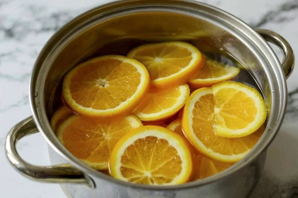 苦味を除去するには オレンジに沸騰した水を注ぎ 10分間放置します それから水を排水し — ストック写真