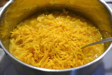 Portakalları jelibonla bir tencereye koy, portakal lezzeti ekle..