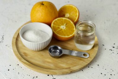 Evde Portakal likörü yapmak için gerekli tüm malzemeleri hazırlayın..