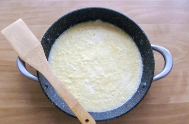 Portakalları ve limonları çubuksuz ya da kalın dipli tencereye koy. Et öğütücüsüne vurana kadar blender ile çırp.