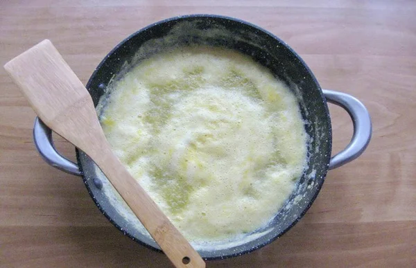 Rör Frukt Och Socker Lägg Grytan Spisen Blandningen Frukt Och — Stockfoto