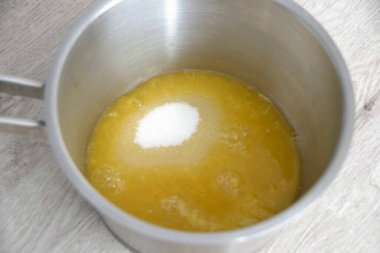 Meyve suyunun ikinci yarısını bir tencereye dökün, şeker ekleyin, içine batırıldığı meyve suyuyla birlikte agar-agar ekleyin. Sıcak kaynayana kadar, kaynama anından itibaren 5-7 dakika kaynatın..