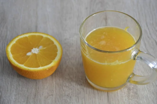 新鮮な絞りオレンジジュースの200グラムを準備します — ストック写真