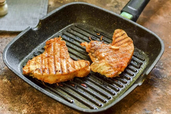 Scaldare Una Padella Spennellare Con Olio Mettere Carne Marinata Friggere — Foto Stock