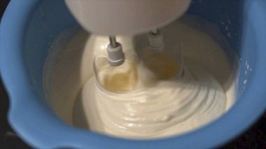 Yumuşak ve sert köpük oluşana kadar dövün.