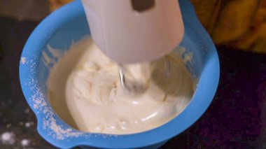 Hamuru yavaş yavaş karıştır ve un ekle.