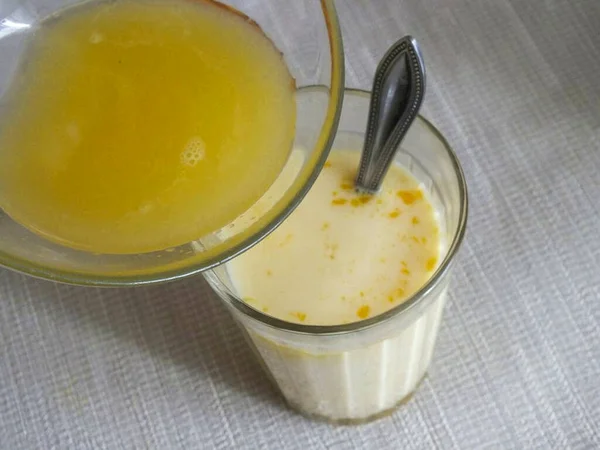 Mélanger Lait Avec Oeuf Jus Orange — Photo