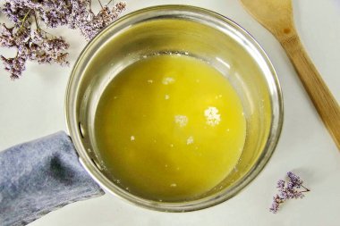 Portakalı iyice yıka, tadını iyice rendele ve suyunu sık. 120 ml 'lik kuru malzemelere meyve suyu ekle..