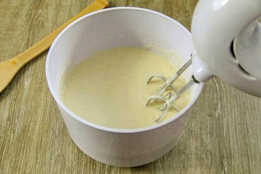 Yumuşayana kadar karıştır, yumru olmasın.