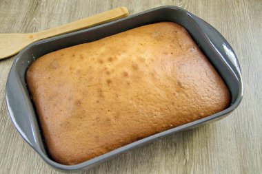 Portakallı limonlu turta hazır. Küfün tam ortasından soğutun, sonra da parçalara ayırın..