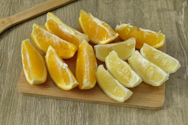 Skölj Apelsin Och Citron Väl Skär Kilar Och Bort Frön — Stockfoto